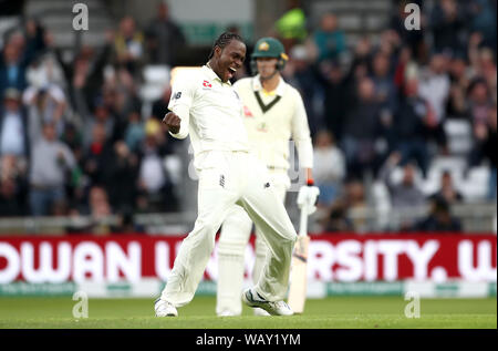 England's Jofra Archer feiert die wicket von Australiens Nathan Lyon während des Tages eine der dritten Asche Test Match in Leeds. Stockfoto