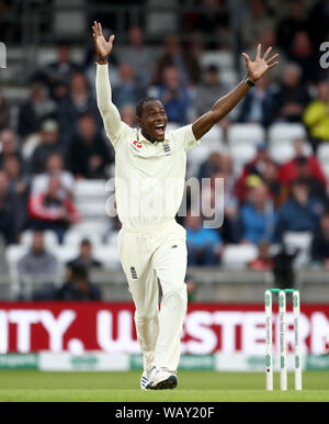 England's Jofra Archer feiert die wicket von Australiens Nathan Lyon während des Tages eine der dritten Asche Test Match in Leeds. Stockfoto