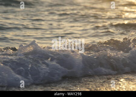 Die reflektierenden Sonne Ocean Wave Stockfoto