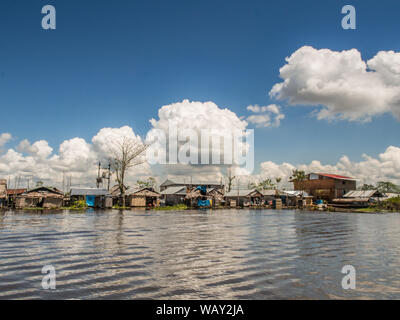 Iquitos, Peru - 16. Mai 2016: Schwimmende Häuser in einer kleinen Stadt in Peru. Belen. Belén. Lateinamerika. Amazonia. Stockfoto