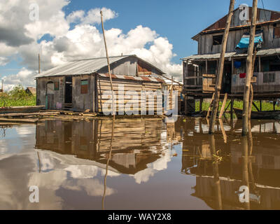 Iquitos, Peru - 16. Mai 2016: Schwimmende Häuser in einer kleinen Stadt in Peru. Belen. Belén. Lateinamerika. Amazonia. Stockfoto