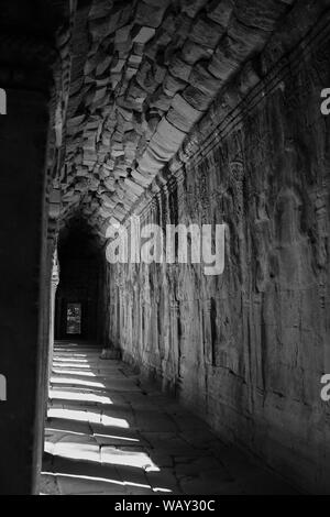 Licht und Schatten in der östlichen Galerie, dritten Gehäuse, Ta Prohm, Angkor, Siem Reap, Kambodscha. Schwarz und Weiss Stockfoto