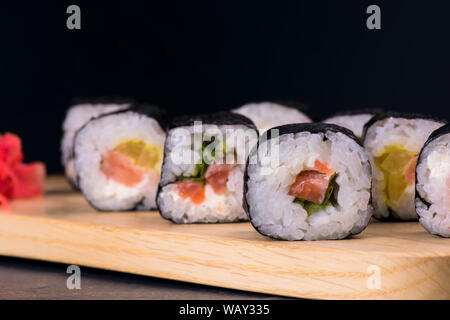 Verschiedene sushi Rollen in der Nähe auf dem Tisch Stockfoto