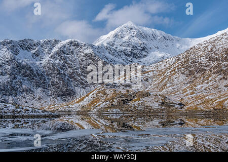 Mount Snowdon, Eisformationen in Llyn Llydaw und die verfallenen Gebäude der Britannia Kupfermine Snowdonia National Park North Wales UK Mar Stockfoto