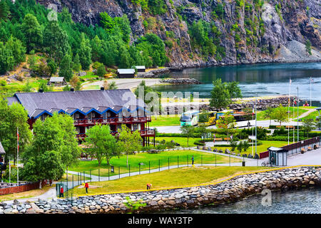 Flam, Norwegen - 31. Juli 2018: Norwegischen Hafen am Sognefjord Fjord, Häuser und Bushaltestelle Stockfoto