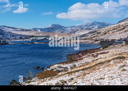 Snowdon Mountain Range aus dem Westen über Llynnau Mymbyr in der Nähe von Capel Curig Snowdonia National Park North Wales UK März 2018 gesehen Stockfoto