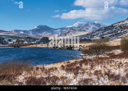 Snowdon Mountain Range aus dem Westen über Llynnau Mymbyr in der Nähe von Capel Curig Snowdonia National Park North Wales UK März 2018 gesehen Stockfoto