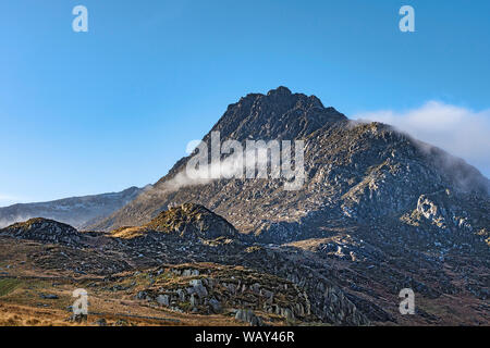 Tryfan Berg suchen South West aus der Nähe von der A5 weg nach Capel Curig Snowdonia National Park North Wales UK Januar 2018 Stockfoto