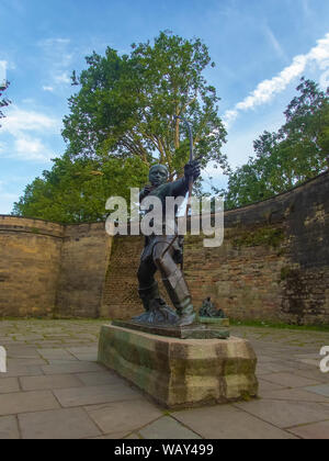 Statue von Robin Hood außerhalb der Mauern von Nottingham Castle in England Stockfoto