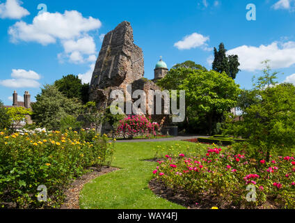 Bridgnorth Schloss und Garten und St. Mary's Church, Shropshire, England, Großbritannien Stockfoto