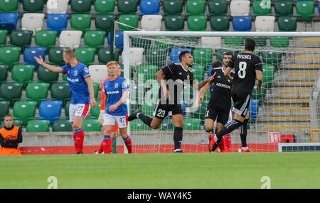 Windsor Park, Belfast, Nordirland, Vereinigtes Königreich. 22. Aug 2019. UEFA Europa League Play-off-Runde (1. Bein), Linfield (blau) v Qarabag. Aktion von heute Abend Spiel. Faycal Rherras (23) feiert seinen frühen Ziel für Qarabag. Quelle: David Hunter/Alamy Leben Nachrichten. Stockfoto