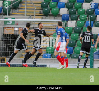 Windsor Park, Belfast, Nordirland, Vereinigtes Königreich. 22. Aug 2019. UEFA Europa League Play-off-Runde (1. Bein), Linfield (blau) v Qarabag. Aktion von heute Abend Spiel. Faycal Rherras (23) feiert seinen frühen Ziel für Qarabag. Quelle: David Hunter/Alamy Leben Nachrichten. Stockfoto