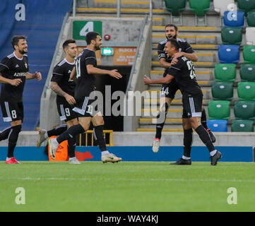 Windsor Park, Belfast, Nordirland, Vereinigtes Königreich. 22. Aug 2019. UEFA Europa League Play-off-Runde (1. Bein), Linfield (blau) v Qarabag. Aktion von heute Abend Spiel. Faycal Rherras (23) feiert seinen frühen Ziel für Qarabag. Quelle: David Hunter/Alamy Leben Nachrichten. Stockfoto