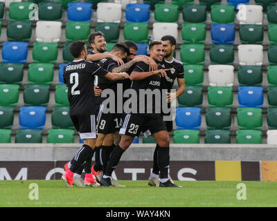 Windsor Park, Belfast, Nordirland, Vereinigtes Königreich. 22. Aug 2019. UEFA Europa League Play-off-Runde (1. Bein), Linfield (blau) v Qarabag. Aktion von heute Abend Spiel. Faycal Rherras (23) feiert seinen frühen Ziel für Qarabag. Quelle: David Hunter/Alamy Leben Nachrichten. Stockfoto