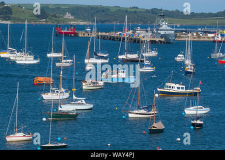 Eine blaue Passagierfähre geht Boote im Hafen von Falmouth, Cornwall, England, Großbritannien günstig Stockfoto