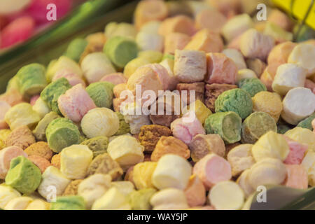 Verschiedene bunte runde Bonbons in die Süßigkeiten Shop für den Hintergrund. Stockfoto