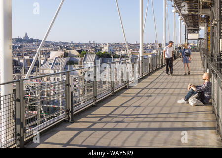 Paris Pompidou Centre - People enjoying afternoon sunshine on the platform of the Centre Pompidou with an aerial view of Paris. France, Europe. Stockfoto