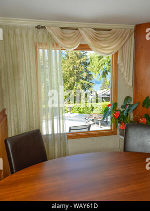 Innenraum des Luxus Wohnhaus mit Landschaft Blick durch das Fenster Stockfoto