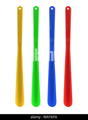 Set aus bunten Shoehorns auf weißem Hintergrund. Es ist orange, grün, blau und rot lange Löffel. Sie können ihre Schuhe auf komfortabel. Stockfoto