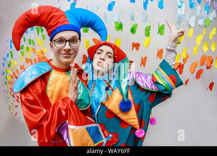 Charkow, Ukraine, April 8, 2019: Junge Kind ist in ein Clown Kostüm für Karneval verkleidet Stockfoto