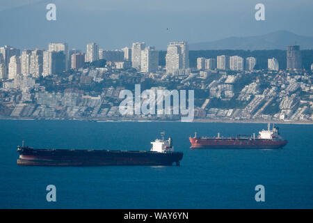 Schiffe verankert warten, um den Hafen von Valparaiso, Chile, Südamerika eingeben Stockfoto