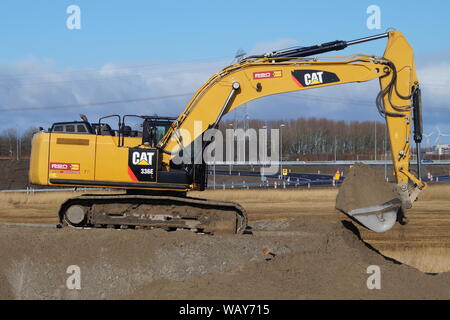 Almere, Niederlande - 3. März 2016: Caterpillar Cat 336 e Hydraulische Raupenbagger an einem sandigen Niederländische Baustelle arbeiten. Stockfoto