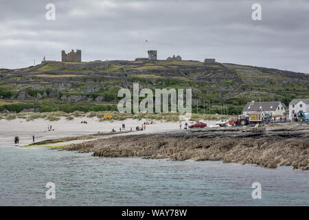 Die Bucht, den Strand und die Burg auf Inis Oirr, die kleinste der Aran Islands, an der Westküste von Irland Stockfoto