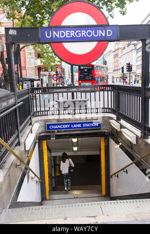 London, UK - August 2019: die Frau in der Londoner U-Bahn im Chancery Lane Station Street level Stockfoto