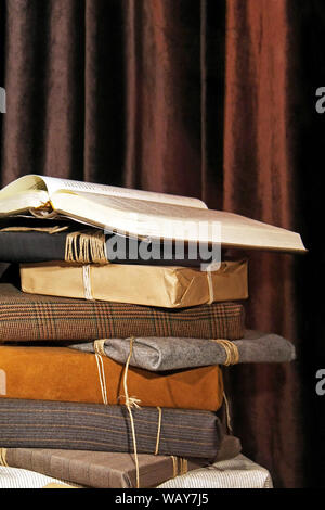 Stapel von Büchern in recycelten Verpackung verpackt Stockfoto