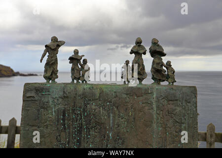 Witwen und Bairns Bronze Skulptur von Jill Watson in St. Abbs, Berwickshire, Scottish Borders, Schottland, Großbritannien. Stockfoto