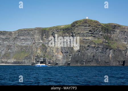 Tour Boot auf eine abendliche Bootsfahrt entlang der Klippen von Moher auf atlantischen Westküste Irlands in der Grafschaft Clare Stockfoto