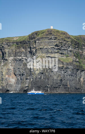 Tour Boot auf eine abendliche Bootsfahrt entlang der Klippen von Moher auf atlantischen Westküste Irlands in der Grafschaft Clare Stockfoto