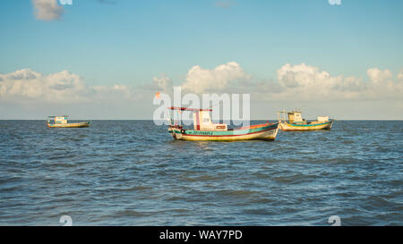 Ilha de Itamaraca, Brasilien - ca. August 2019: bunte Fischer Boote im Ozean Stockfoto