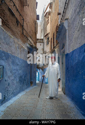 Alten marokkanischen Mann posieren für ein Foto in der Medina Stockfoto