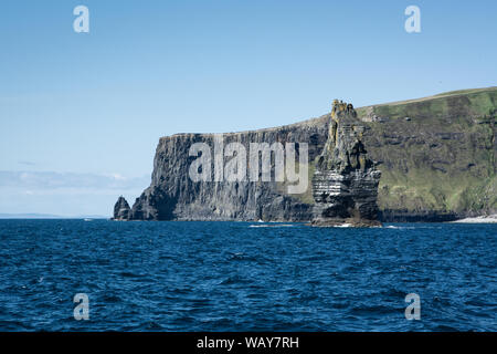 Blick von den Klippen von Moher und eine Branán Mór Meer vom Meer an einem sonnigen Abend an der Westküste von Irland stack gesehen Stockfoto