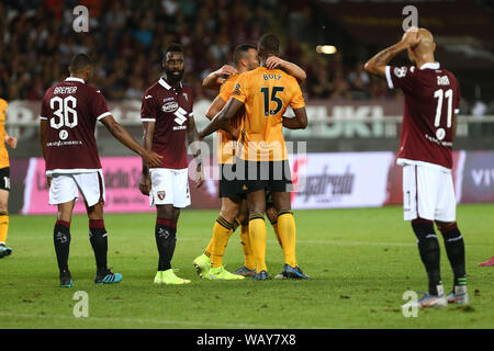 Torino, Italien. 22 Aug, 2019. Spieler der Wolverhampton Wanderers FC feiern, nachdem er ein Ziel während der UEFA Europa League Playoff Hinspiel Fußballspiel zwischen Torino FC und Wolverhampton Wanderers FC. Credit: Marco Canoniero/Alamy leben Nachrichten Stockfoto