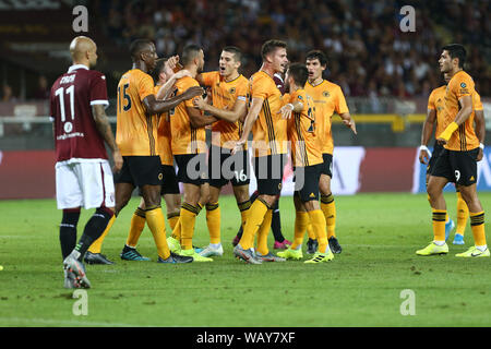 Torino, Italien. 22 Aug, 2019. Spieler der Wolverhampton Wanderers FC feiern, nachdem er ein Ziel während der UEFA Europa League Playoff Hinspiel Fußballspiel zwischen Torino FC und Wolverhampton Wanderers FC. Credit: Marco Canoniero/Alamy leben Nachrichten Stockfoto