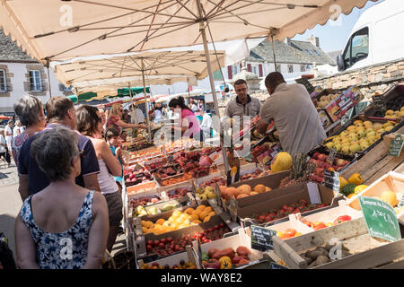 Kunden Line up frisches Obst aus einem Stall auf dem wöchentlichen Markt in Plougasnou, Frankreich zu kaufen Stockfoto