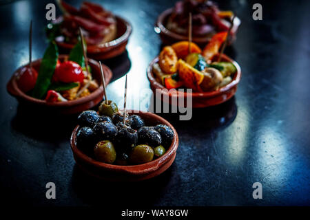 Verschiedene tapas Schalen, auf einen Tisch und eine Tapas Bar Stockfoto