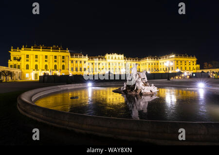 Gefrorenes Wasser der Najadenbrunnen vor der beleuchteten Schloss Schönbrunn, Wien, Österreich Stockfoto