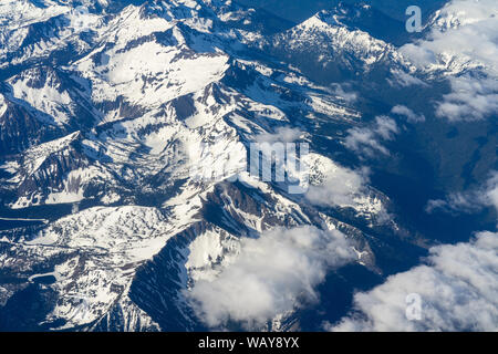 Zentrale Kaskaden mit kleinen Wolken vom Flugzeug Ansatz in Seattle. Stockfoto