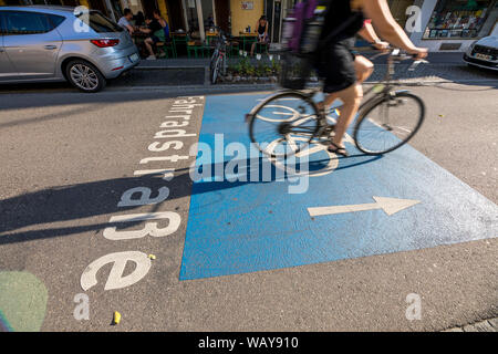 Freiburg im Breisgau, extra große markierte Fahrrad Straße im Zentrum der Stadt, Stockfoto