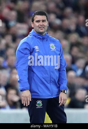 Linfield Manager David Healy Gesten auf dem touchline während der UEFA Europa League Play-off-hinspiel Match im Windsor Park, Belfast. Stockfoto