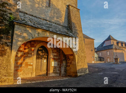 Bozouls, Midi Pyrenees, Frankreich - 21. September 2017: Sonnenuntergang am Eingang eines alten einsamen Kirche Stockfoto