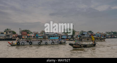 Can Tho, Vietnam - Januar 14, 2018: Sonnenaufgang mit Booten auf dem Can Tho schwimmenden Markt Fluss, Mekong Delta, Vietnam Stockfoto