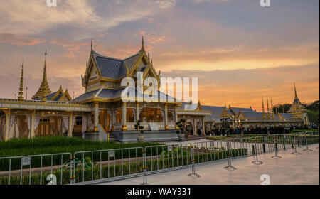 Bangkok, Thailand - 14. Dezember 2017: Sonnenuntergang über dem Royal Pavilion im Königspalast von Bangkok Stockfoto