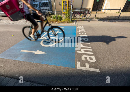 Freiburg im Breisgau, extra große markierte Fahrrad Straße im Zentrum der Stadt, Stockfoto