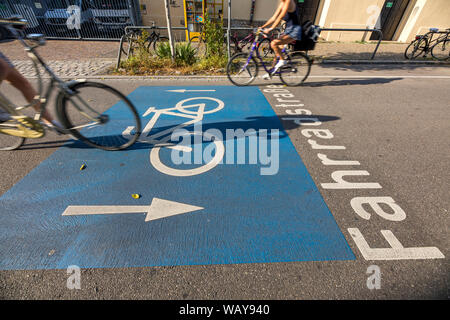 Freiburg im Breisgau, extra große markierte Fahrrad Straße im Zentrum der Stadt, Stockfoto