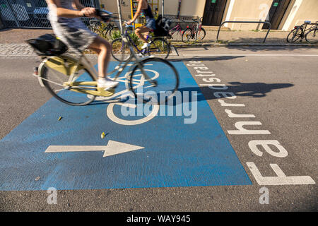 Freiburg im Breisgau, extra große markierte Fahrrad Straße im Zentrum der Stadt, Stockfoto