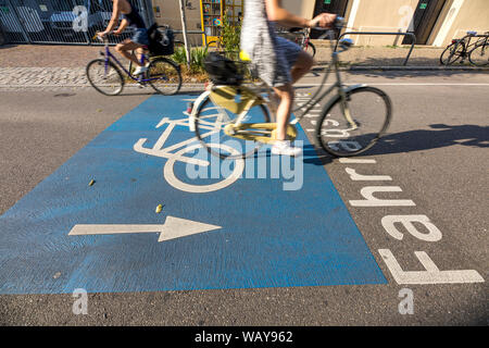 Freiburg im Breisgau, extra große markierte Fahrrad Straße im Zentrum der Stadt, Stockfoto